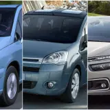 Trzy generacje Citroena 7 osobowego: błękitny minivan z kobietą za kierownicą, grafitowy z panoramicznym dachem i srebrny z nowoczesnymi światłami.