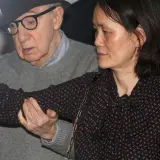 Woody Allen i jego żona, Soon-Yi Previn, w drodze na wydarzenie.