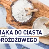 Mąka do ciasta drożdżowego w drewnianej misce i zakwas w słoiku. Idealne składniki na puszyste wypieki.