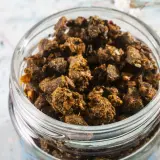Słoik pełen grudek propolisu. Zastanawiasz się, jak długo można stosować propolis? To naturalny produkt pszczeli o wielu zastosowaniach.