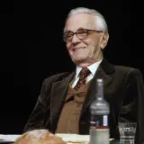 Uśmiechnięty Andrzej Łapicki w eleganckim garniturze, wspominający swoje filmy.