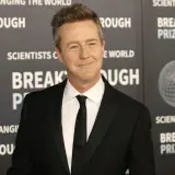 Edward Norton oggi, sorridente e impeccabile in smoking, alla premiazione del Breakthrough Prize.