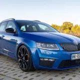 Niebieska Skoda Octavia RS, sportowa wersja kombi. Vrs co to za marka? To Skoda, znana z praktycznych i dynamicznych aut.