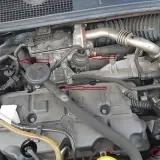 Silnik Renault z zaznaczonymi elementami, potencjalnie związanymi z błędem dtc p0235.