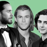 Drei Männer mit langen Haaren: Jared Leto mit Dutt, Chris Hemsworth und Timothée Chalamet.