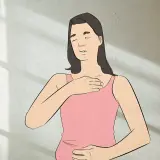 Donna con occhi chiusi e mani sul petto e sull'addome, in un momento di concentrazione acuta.