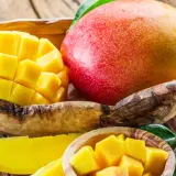 Soczyste mango w drewnianej misie, pokrojone w kostkę i w plasterkach. Odkryj niezwykłe mango właściwości.