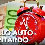 Sveglia rossa e banconote: scopri ogni quanto si paga il bollo auto per evitare ritardi e sanzioni.