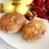 Pyszne kotleciki mielone z indyka, idealne na obiad. Podane z ziemniakami, grzybami i buraczkami. Przepis na mielone z indyka wart wypróbowania!