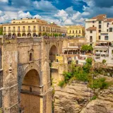 Ronda, Spanien: Eine beeindruckende Brücke überspannt eine tiefe Schlucht. Perfekt für reiseziele im November.