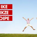 Szczęśliwi seniorzy skaczą z radości, myśląc o swoich inwestycjach, takich jak IKE, IKZE i OIPE.