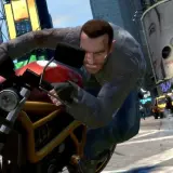 Niko Bellic na motocyklu w mieście, jak w GTA IV na PS5. W tle helikopter i billboardy.