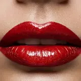 Labios rojos brillantes, como cerezas jugosas, listos para un beso seductor.