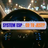 Widok na deskę rozdzielczą samochodu nocą. Na wyświetlaczu świeci się kontrolka ESP, a na kierownicy napis "SYSTEM ESP - CO TO JEST?".