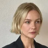 Krótkie, blond włosy w stylu bob, idealnie podkreślające rysy twarzy. To jedna z modnych fryzur bob, która zawsze wygląda stylowo.