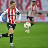 Piłkarz Rakowa Częstochowa z numerem 11 w akcji podczas meczu z Cracovią.