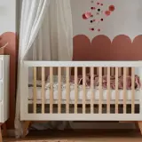 Urocze łóżeczko dziecięce z drewnianymi szczebelkami, idealne do pokoju malucha. Sprawdź jego wymiary!