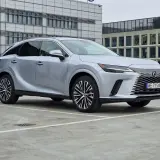 Srebrny Lexus 350 zaparkowany przed nowoczesnym budynkiem biurowym.