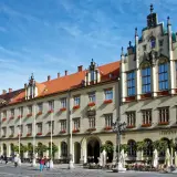 Rynek we Wrocławiu, z piękną kamienicą i kawiarnianymi ogródkami. Ciekawostki o Wrocławiu czekają na odkrycie!