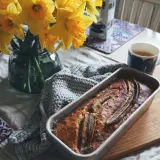 Nybakad banankaka, kanske från Sofia Wood, med kaffe och påskliljor. En mysig fika.