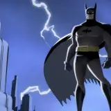 Batman, mroczny mściciel, stoi na tle burzowego nieba i Gotham.