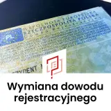 Dokument "Wymiana dowodu rejestracyjnego" leży na ciemnej powierzchni. Widoczny jest fragment dowodu rejestracyjnego pojazdu z oznaczeniem PL.