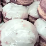 Puszyste pączki z lukrem do cynamonek, kusząco wyglądają.
