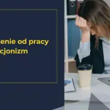 Zmęczona kobieta z ręką na czole, przy biurku z laptopem i kawą. Temat: uzależnienie od pracy i perfekcjonizm.