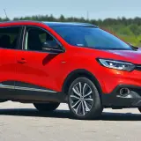 Czerwony Renault Kadjar na drodze. Zastanawiasz się, jaki silnik wybrać do tego modelu?