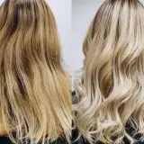 Przed i po metamorfozie włosów: od ciemny blond do jasnego blondu z falami.