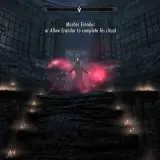 Mroczny rytuał w Skyrim. Postać otoczona czerwonymi aurami, wybór: zabić Erandura czy pozwolić mu dokończyć, to prawdziwy koszmar na jawie.