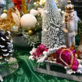 Noel to czas cudów! Na sankach z orzechem, choinka, szyszki i błyszczące ozdoby.