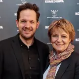 Rafał Pacześ z partnerką, uśmiechnięci na ściance.