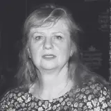 Portret kobiety w kwiecistej sukience. Aleksandra Mrowiec, córka Celińskiej, patrzy wprost.