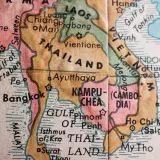 Mapa pokazuje, gdzie jest Tajlandia, obok Laosu i Kambodży. Widać Bangkok i Zatokę Tajlandzką.