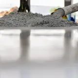 Co to jest zaprawa sucha i jak wykorzystać jej zalety w budownictwie