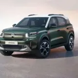 Zielony Citroën Aircross z białym dachem, stojący na szarym podłożu.