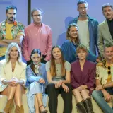 Grupa osób pozuje do zdjęcia. Zastanawiasz się, dlaczego nie obsada?