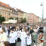 Procesja w Boże Ciało, tłumy wiernych i duchownych na ulicach miasta. Wspaniałe dni wolne czerwiec.