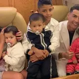 Ronaldo z rodziną w samolocie. Georgina i Cristiano otaczają swoje dzieci, tworząc ciepłą, rodzinną atmosferę.