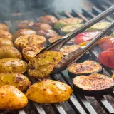 Cebula z grilla: Proste przepisy na pyszne grillowane przekąski