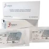 Opakowania z szwami chirurgicznymi Peters Surgical. Widać dwa pakiety z szwami jedwabnymi, w tym jeden z igłą tnącą.