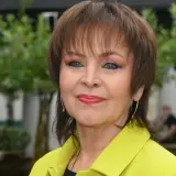 Uśmiechnięta Izabela Trojanowska w limonkowym żakiecie. Wiele osób zastanawia się, ile lat ma Izabela Trojanowska, a ona wciąż zachwyca!