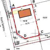 Fragment mapy geodezyjnej z zaznaczonym budynkiem i granicami działki. Pokazuje, jaka mapa do warunków zabudowy jest potrzebna do analizy.