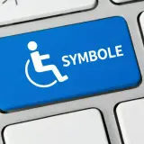 Niebieski klawisz z białym symbolem niepełnosprawności i napisem "SYMBOLE".