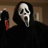 Postać w masce Ghostface z filmu "Krzyk" trzyma nóż.