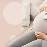 Czekając na dziecko, przyszła mama trzyma maleńkie buciki. Zastanawiasz się, ile trwa poród?