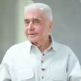 Portret Marka Piwowskiego, reżysera kultowych filmów. Siwe włosy, jasna koszula.