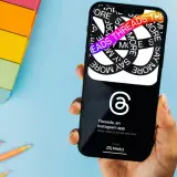 Dłoń trzyma smartfon z aplikacją Threads. Na ekranie widać hasła "Say More" i "Threads", co wyjaśnia, threads co to za aplikacja.