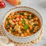Un reconfortante potaje de garbanzos con verduras, listo para disfrutar.